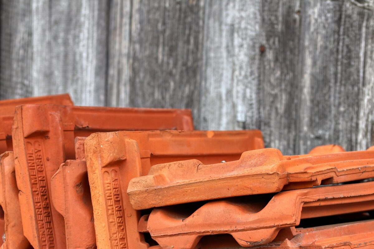 how-to-choose-roof-color-for-red-brick-house/